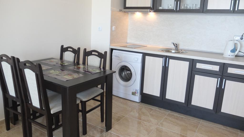 Golden Sea View Apartments Поморие Экстерьер фото