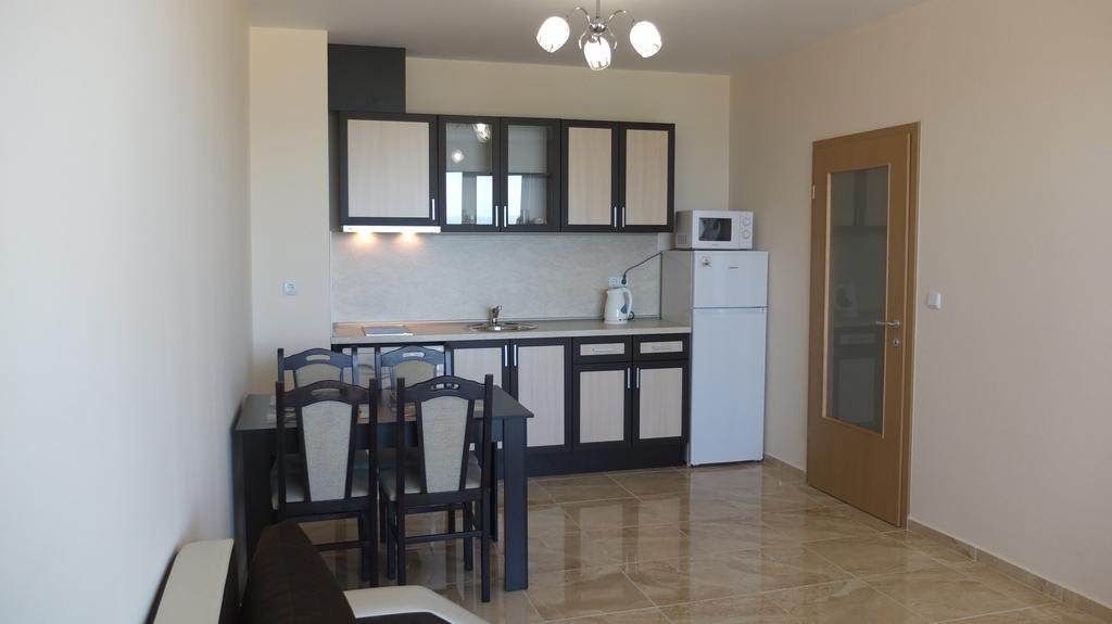 Golden Sea View Apartments Поморие Экстерьер фото